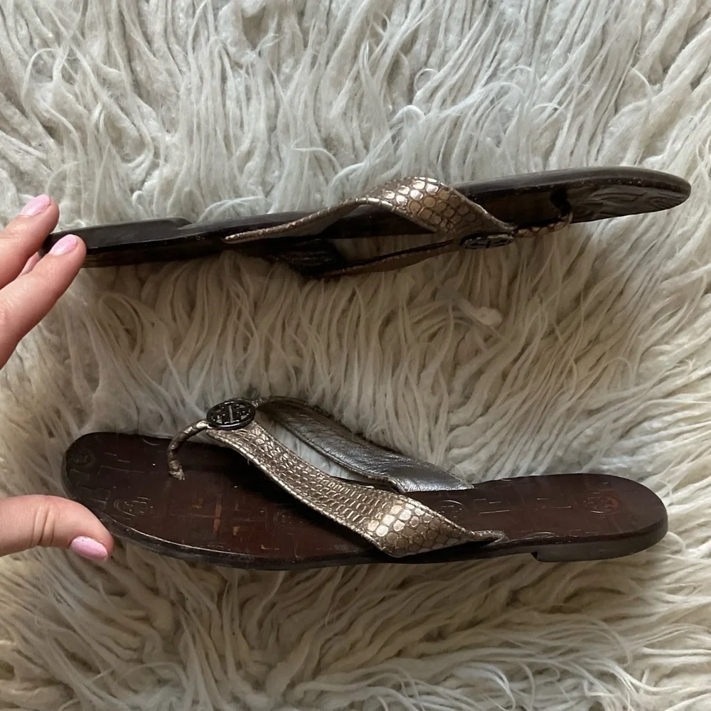 Tory Burch Thora Brown Bronze Metallic Pebbled Leather Thong Flat Sandals Size 7
